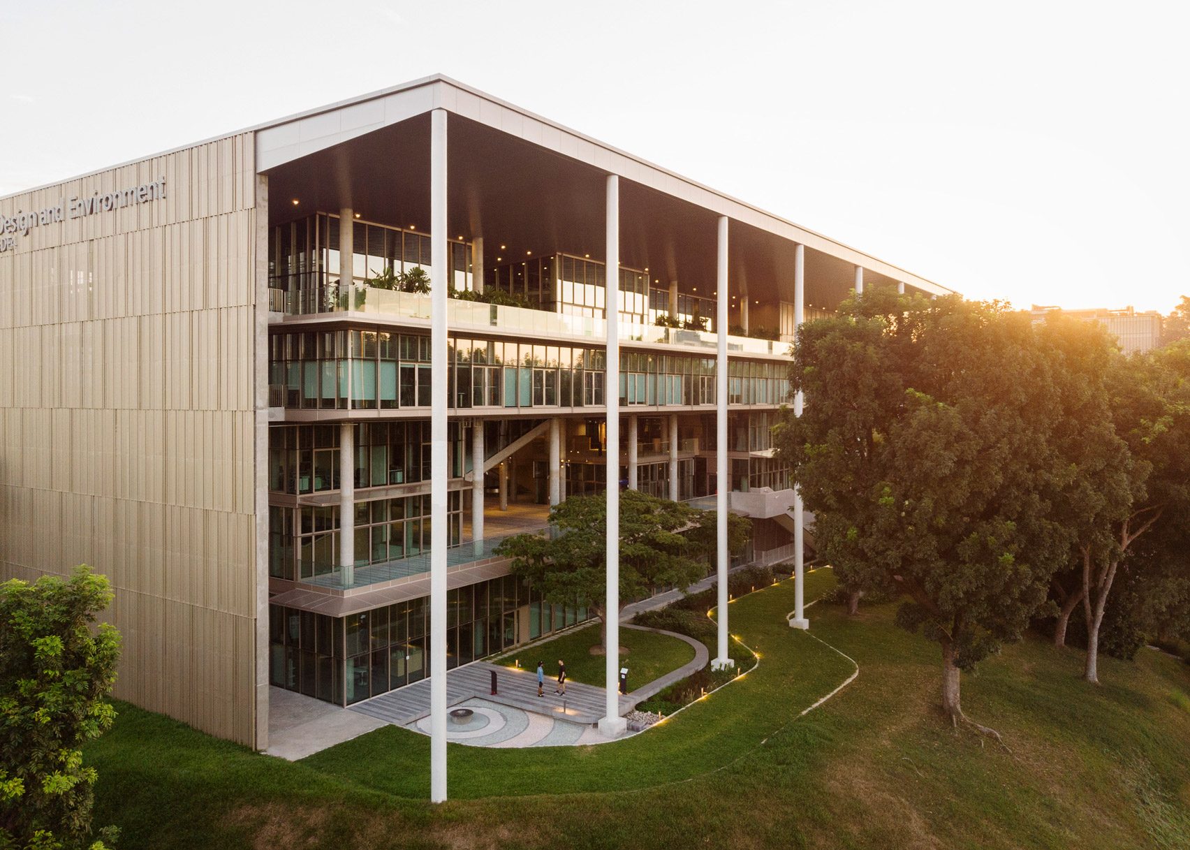 ▲新加坡國立大學設計與環境學院SDE4教學大樓是世界第一座獲得WELL Certified™ Gold認證的大學建築。（圖片來源/Dezeen）